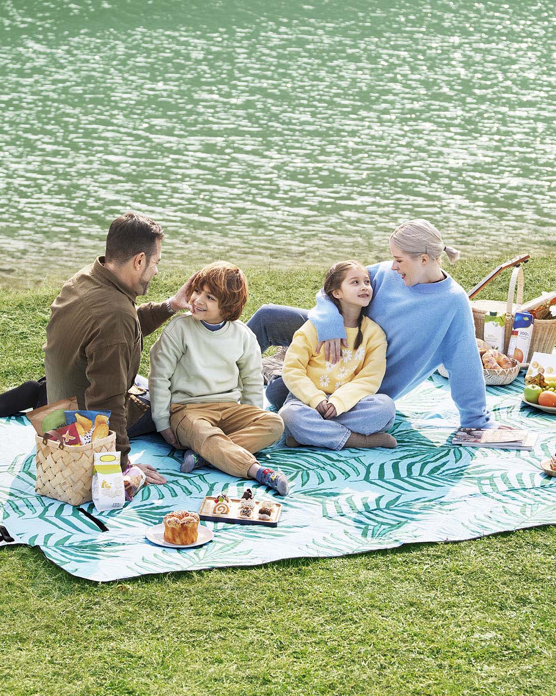 Picnic Blanket 200 x 200 cm Fern Pattern and Green - image 12