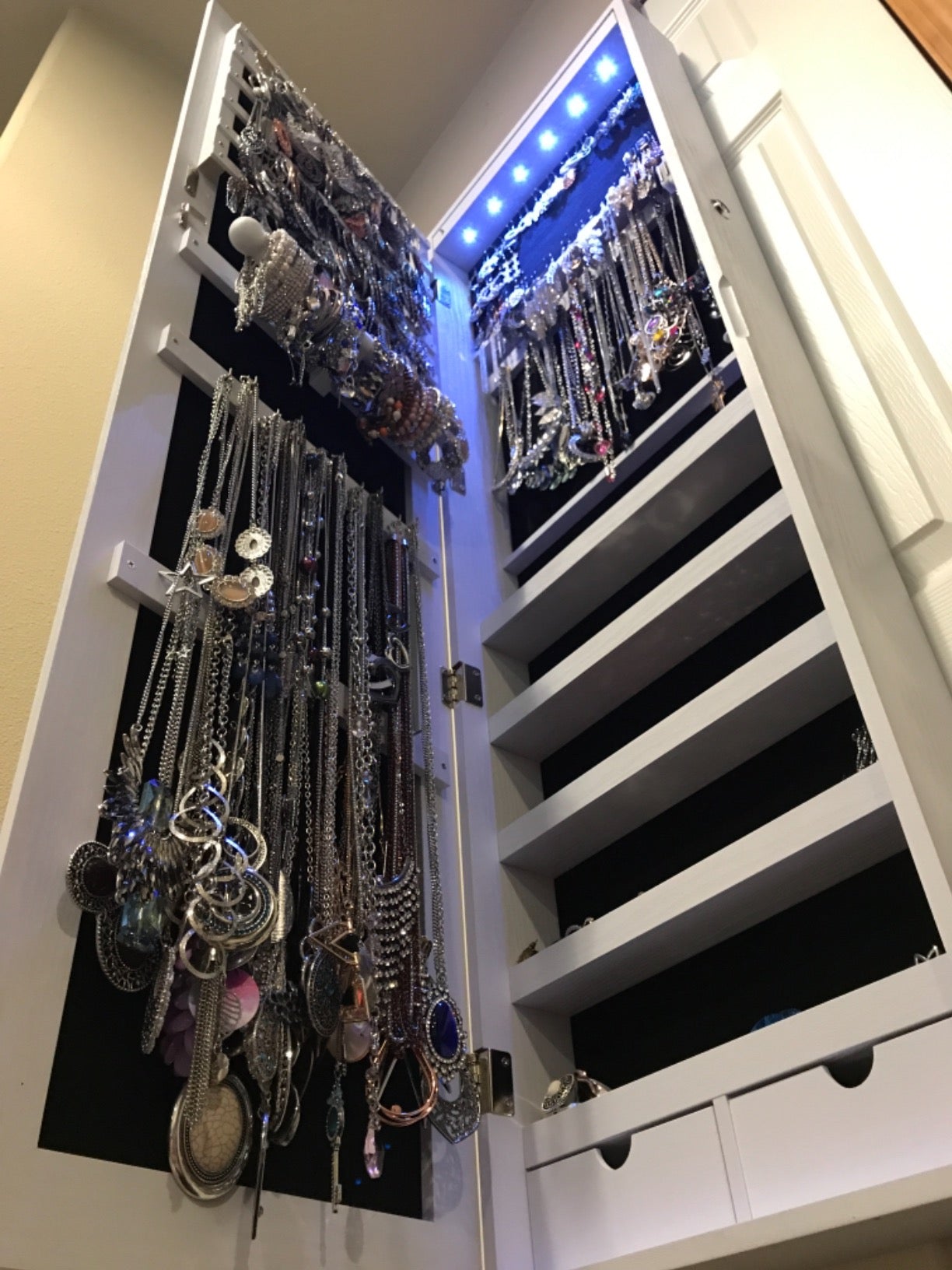 6 LEDs Jewelry Cabinet - HWLEXTRA