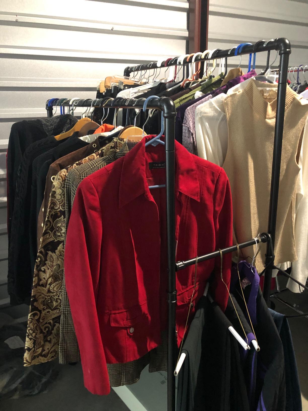 Black Clothes Rack on Wheels with 2 Rails - HWLEXTRA